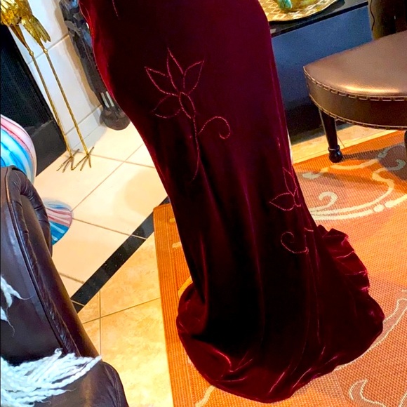 Modern manners in a beautiful long burgundy dress! - Picture 3 of 8